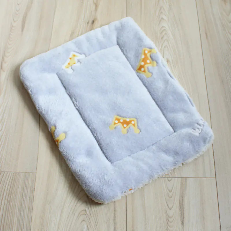 Thick Winter Pet Mat for Cats and Dogs - Fleece Blanket